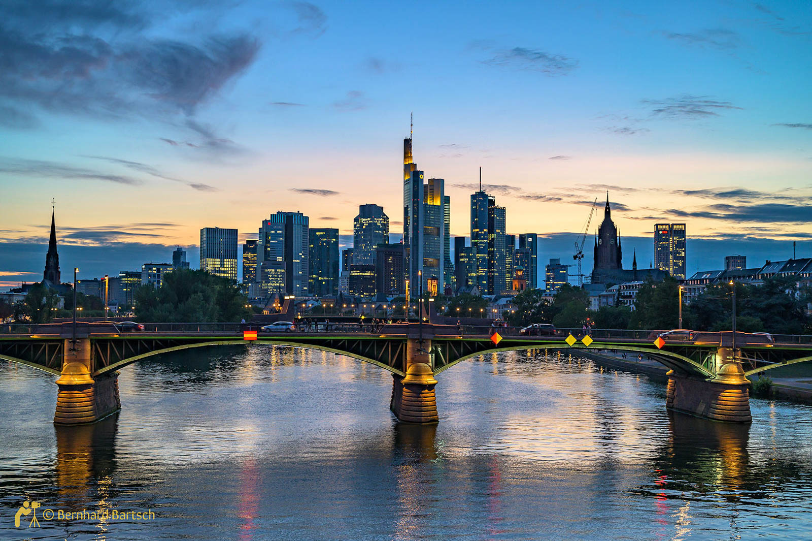 Außenarchitektur Bankenstadt Frankfurt bei Dämmerung