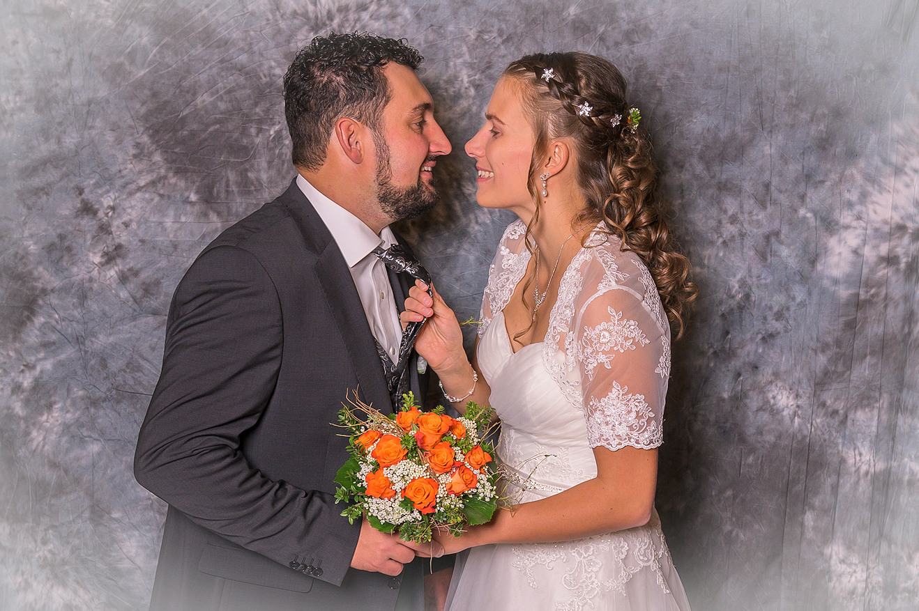 Hochzeit-Paarbilder im mobilen Studio