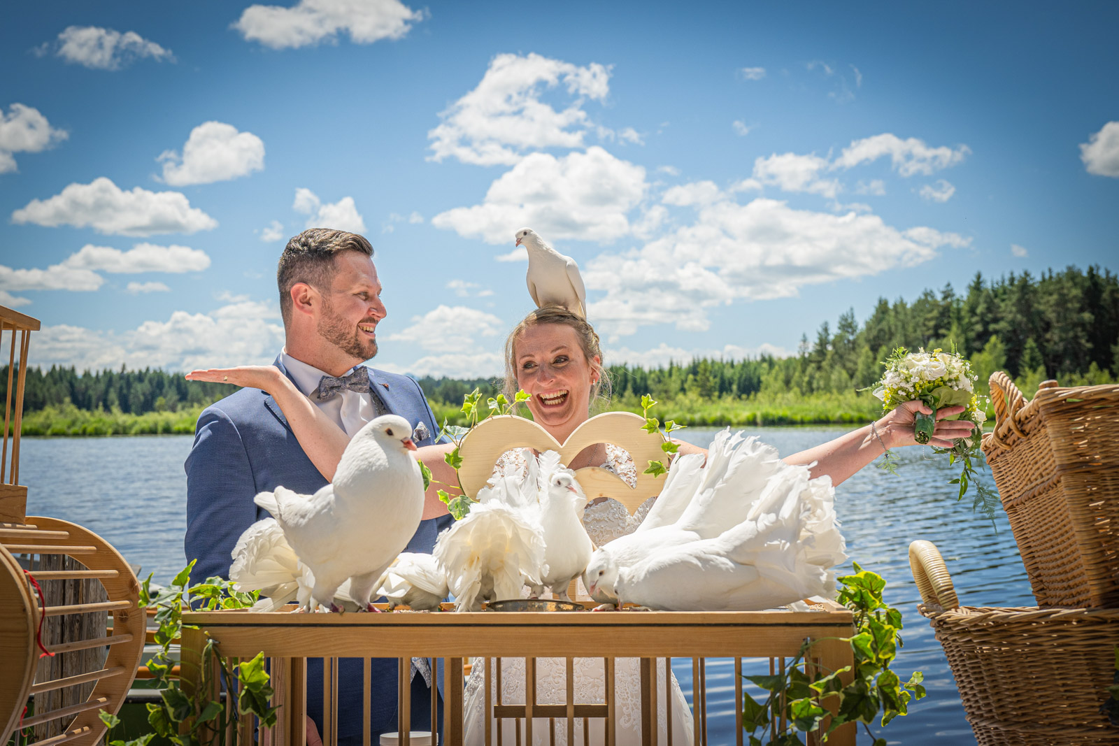 Hochzeit mit weißen Tauben
