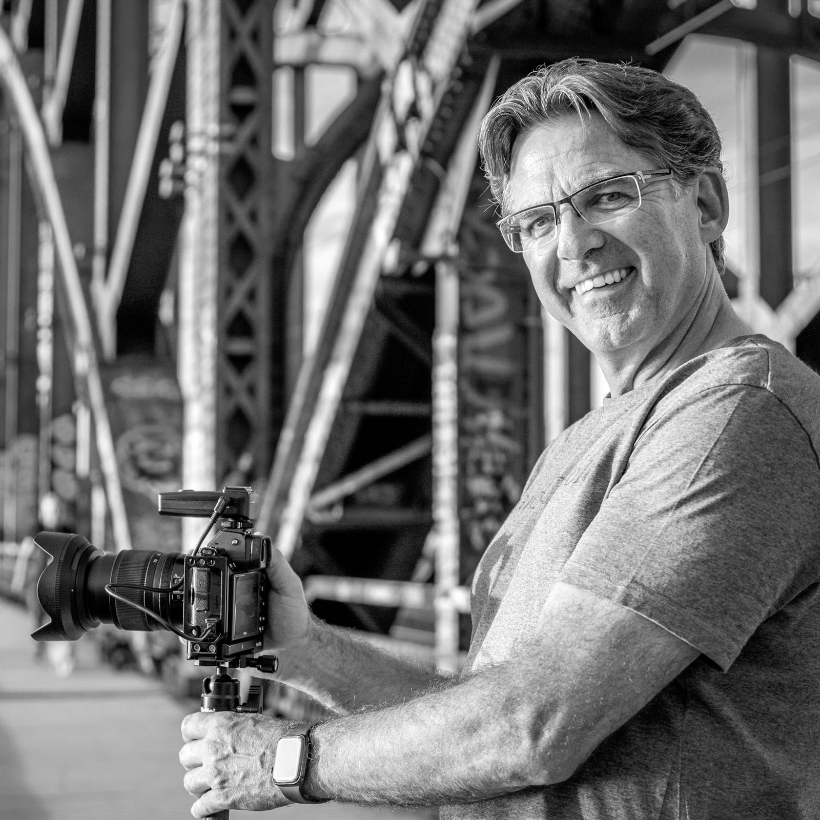 Bernhard Bartsch beim shooting auf Brücke in Frankfurt am Main Bernhard Bartsch beim shooting auf Brücke in Frankfurt am Main